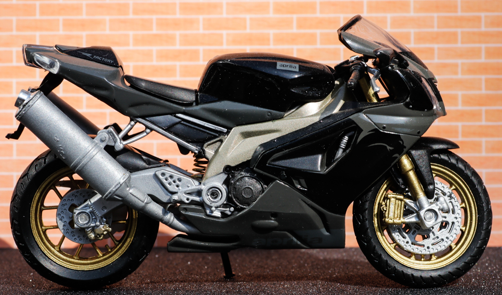 Welly Aprilia RSV1000